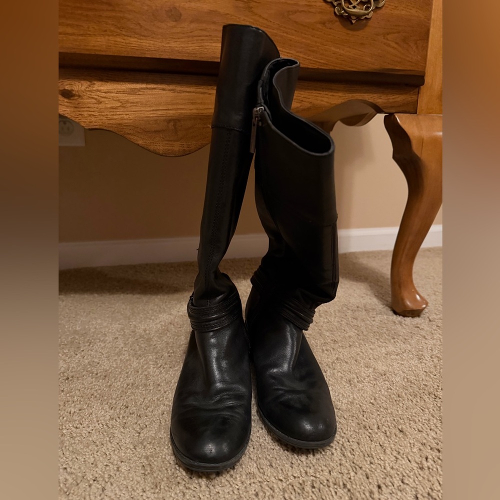 Elegant Black Heeled Boots - Picture 1 of 7